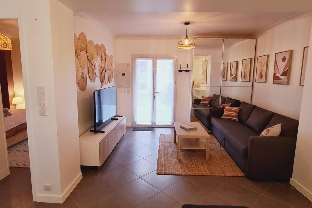 Appartement 2 Pieces Centre Ville Avec Parking Neauphle-le-Château Exteriör bild