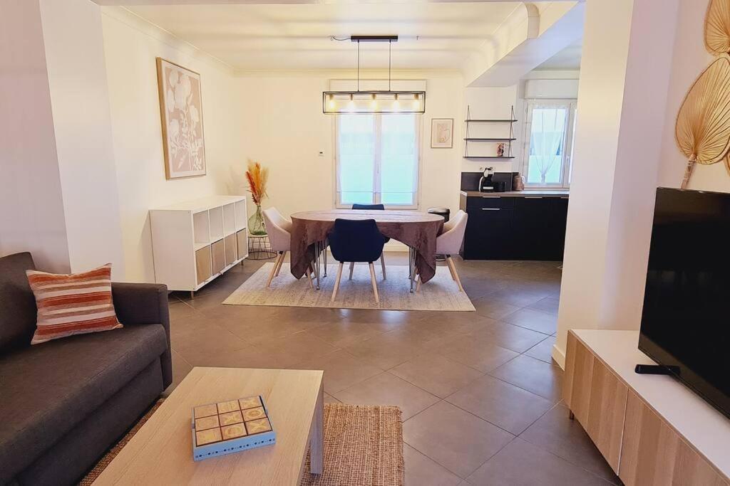 Appartement 2 Pieces Centre Ville Avec Parking Neauphle-le-Château Exteriör bild